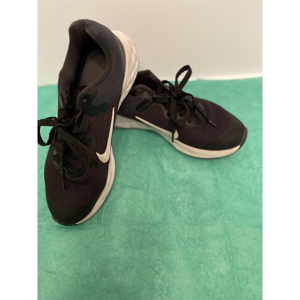 Nike running‎ shoe youth size 5Y black-and-white very clean